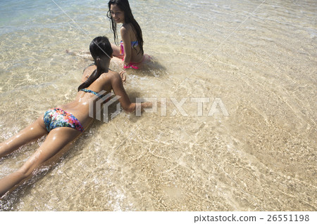 享受手段海沐浴的婦女 26551198