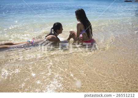 Friends who enjoy the resort 26551212