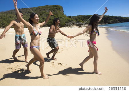 Friends who enjoy the resort 26551238