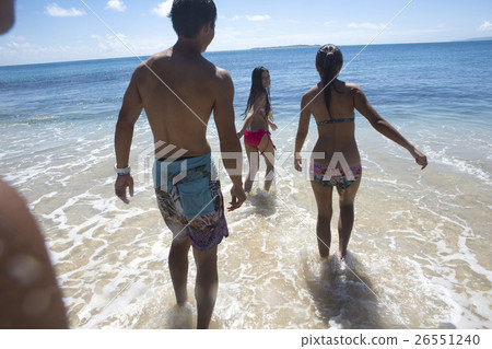 Friends who enjoy the resort 26551240