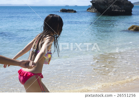 享受手段海沐浴的婦女 享受手段海沐浴的婦女 26551256