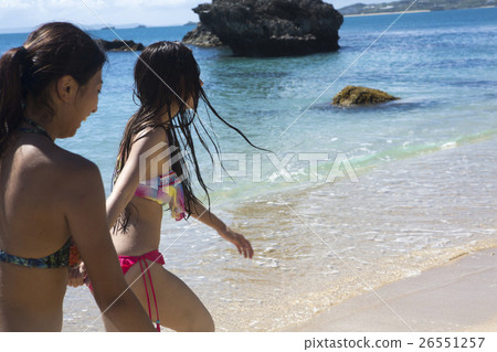 Friends who enjoy the resort 26551257