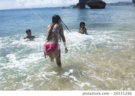 Friends who enjoy the resort 26551286