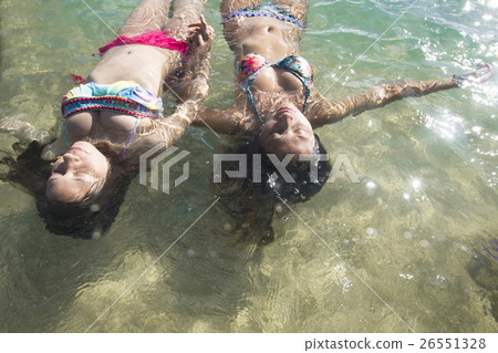 Friends who enjoy the resort Friends who enjoy the resort 26551328