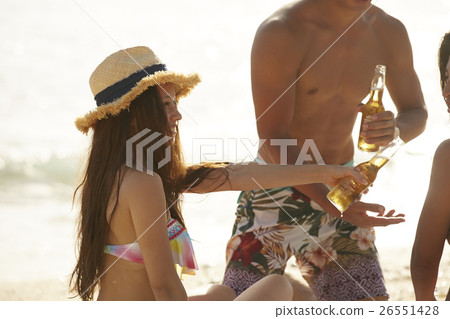 Friends who enjoy the resort Friends who enjoy the resort 26551428