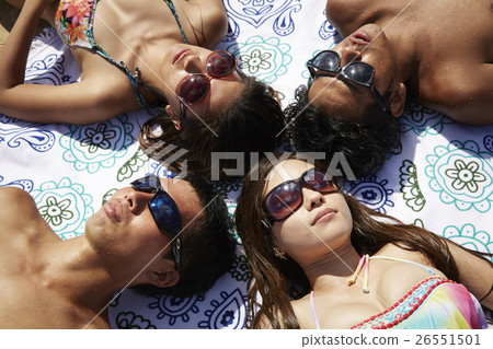 Friends who enjoy the resort 26551501