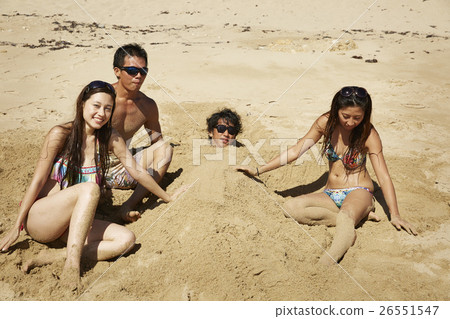 Friends who enjoy the resort 26551547