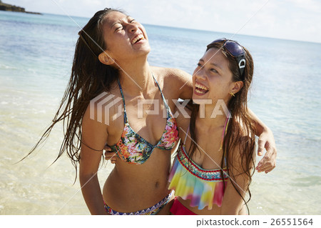 Friends who enjoy the resort 26551564