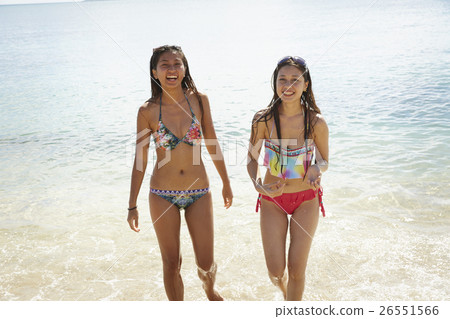 Friends who enjoy the resort 26551566