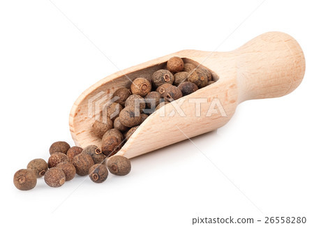 allspice in wooden scoop isolated on white 26558280