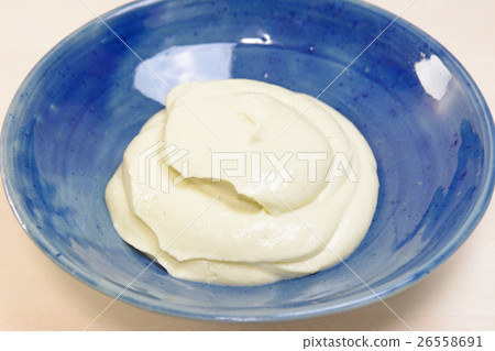 Cream dip made with bean curry and avocado 26558691