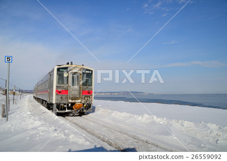 火車在雪原上運行（Kushiomiyama線北濱站） 26559092