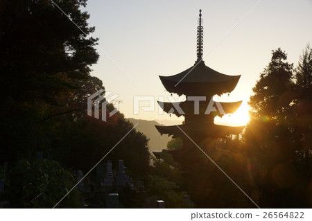 日出和秋天Rurikoji寺五層塔 26564822