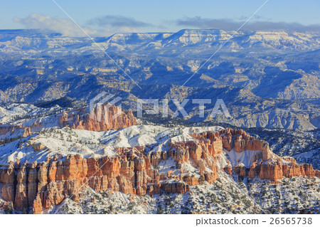 布賴斯峽谷國家公園布賴斯點 (Bryce Point) 漂亮的雪景 26565738