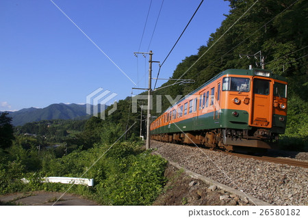 高崎口的115系列火車在上越線攀登一座山和谷川山 26580182