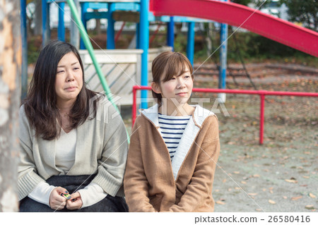 媽媽在公園聚會的朋友女孩 26580416