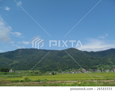 飯山市稻田和黑岩山的景觀 飯山市稻田和黑岩山的景觀 26583555