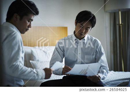 Hotel room meeting businessman 26584025