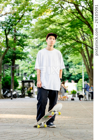 Men with skateboard in hand Men with skateboard in hand 26585091