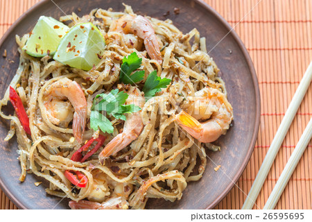 Thai fried rice noodles with shrimps 26595695