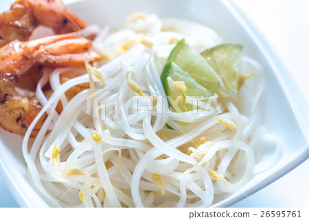 Rice noodles with shrimps and bean sprouts 26595761