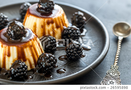 Vanilla puddings with fresh blackberries 26595898