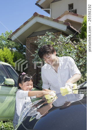 與父母和孩子畫象的洗車 26598192