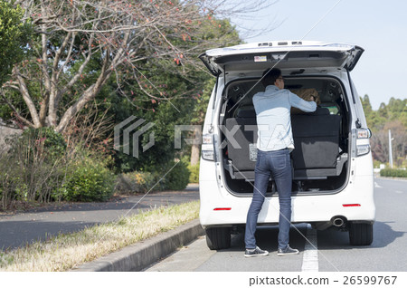 男子在汽車裝車 26599767