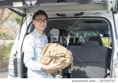 Men loading cars in cars 26599783