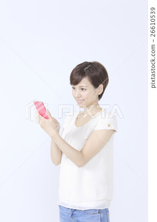 一個操作智能手機的年輕女子 26610539