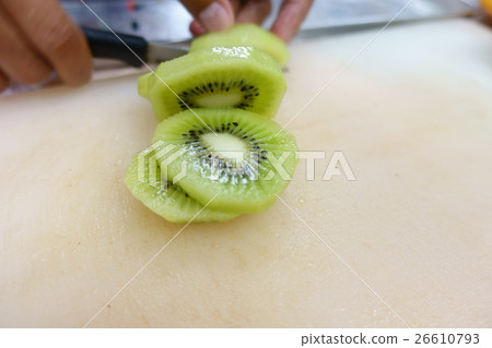 kiwi fruit sliced 26610793