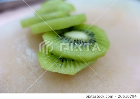 Kiwi slices 26610794