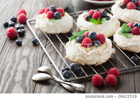 Pavlova cake with fresh summer berries Pavlova cake with fresh summer berries 26622519