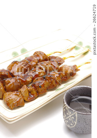 烤雞肉串配肝和日本酒 26624719
