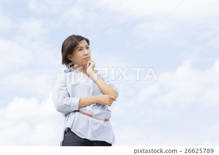 戶外擔心的夫人 26625789