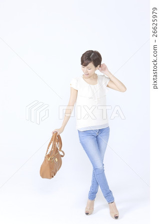 一個帶肩包的女人 一個帶肩包的女人 26625979