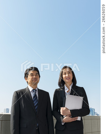 Businesswoman and businessmen who line up in Tokyo 26626059