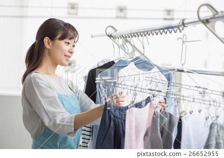 掛衣服的女人 26652955