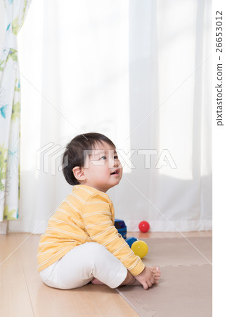 Children looking up 26653012