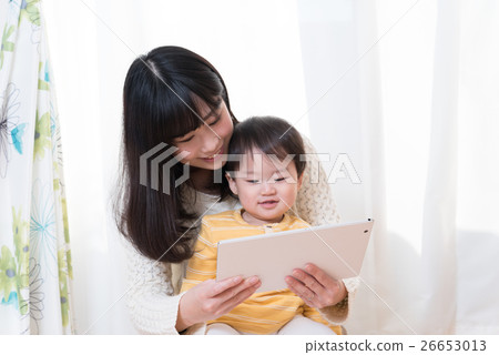 Parent and child seeing tablet 26653013
