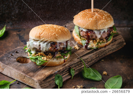 Hamburgers with beef and spinach 26656879