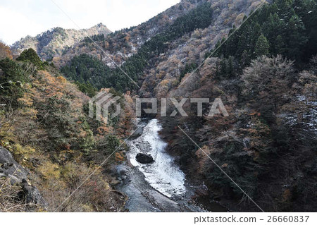 深秋的溪流 26660837