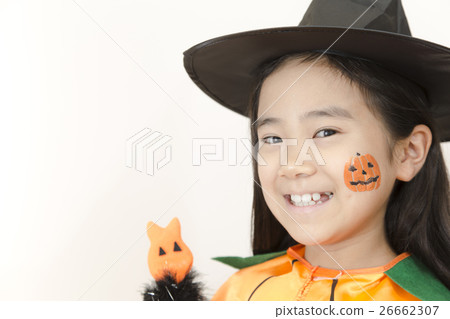 A girl who makes a costume of Halloween 26662307