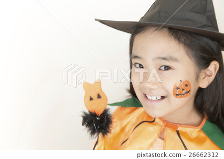 A girl who makes a costume of Halloween A girl who makes a costume of Halloween 26662312