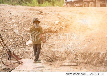 Worker on pontoon hold prestressed concrete wire 26663138