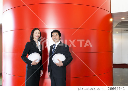 排隊與在一根紅色柱子前面的一件盔甲的女商人和商人 26664641