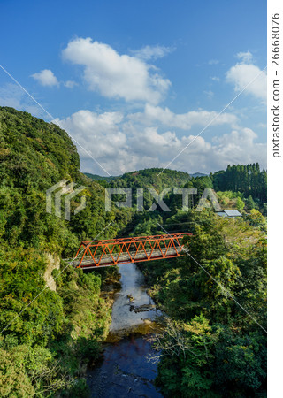 從在Yoro谷的一座谷橋樑看的風景在秋天 26668076