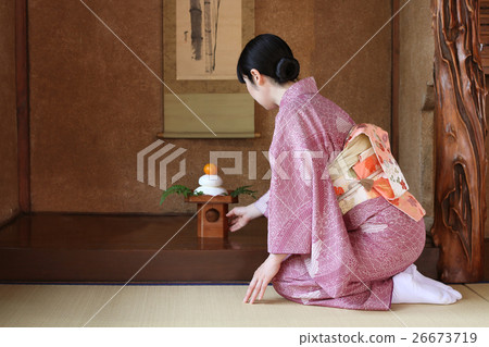 A woman in kimono decorating a kagamaki in the morning 26673719