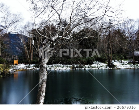 The cattle who carried people and luggage to Manza came to be called cattle pond by having the cows drink water. Frozen over the entire surface. 26679316