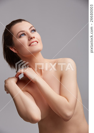 Blue-eyed naked woman with healthy skin 26680003